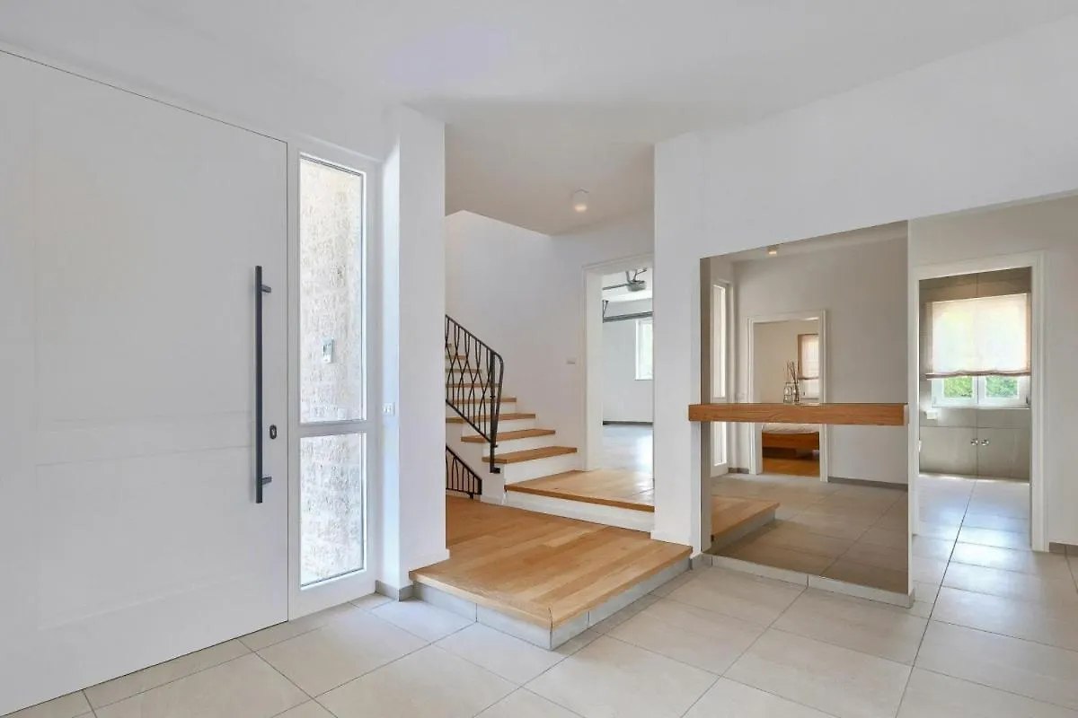 Villa Abies In Rovinjsko Selo - Haus Fuer 8 Personen
