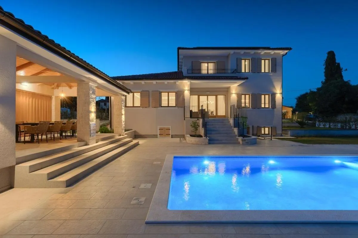 Villa Abies In Rovinjsko Selo - Haus Fuer 8 Personen